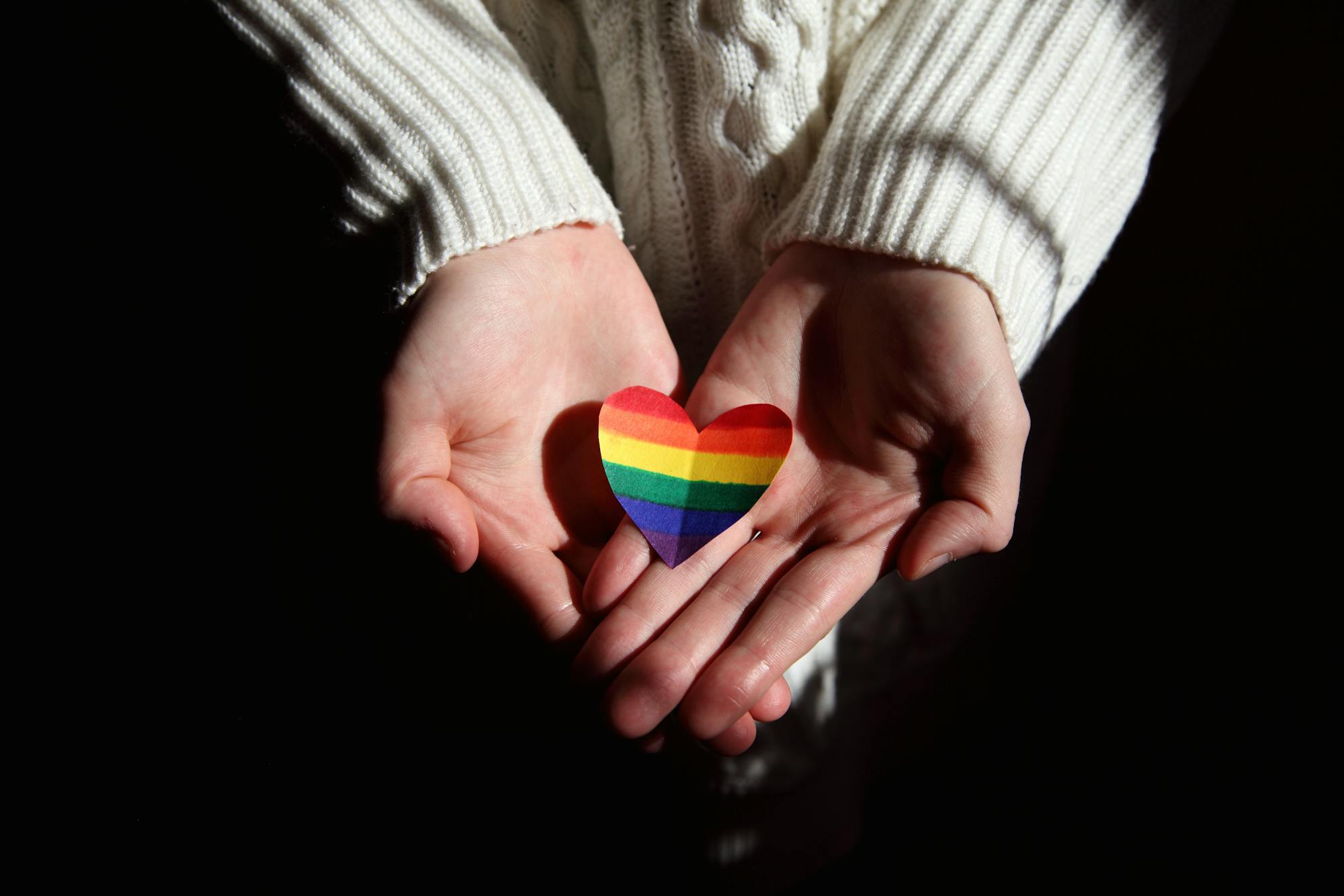 Saúde mental na comunidade LGBT+: desafios, acolhimento e a importância da terapia